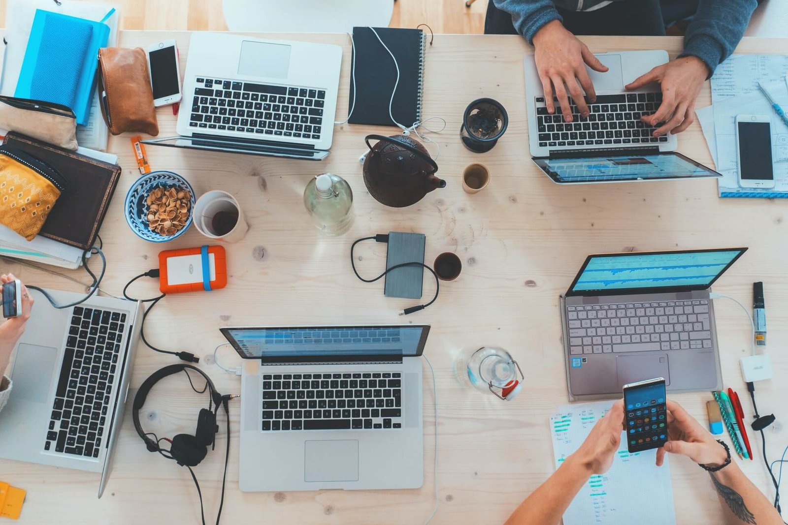 echipa concentrata lucreaza pe laptop-uri pentru a oferi solutii IT